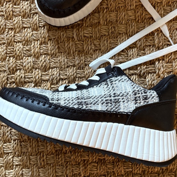 Black & White Textured Platform Sneakers - Picture 4 of 4